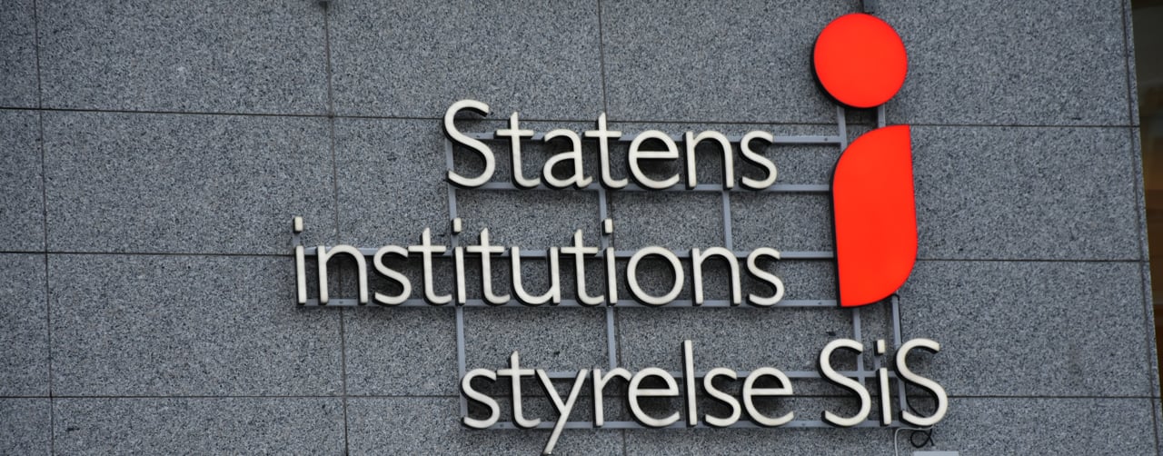 SiS logotyp på en grå husfasad