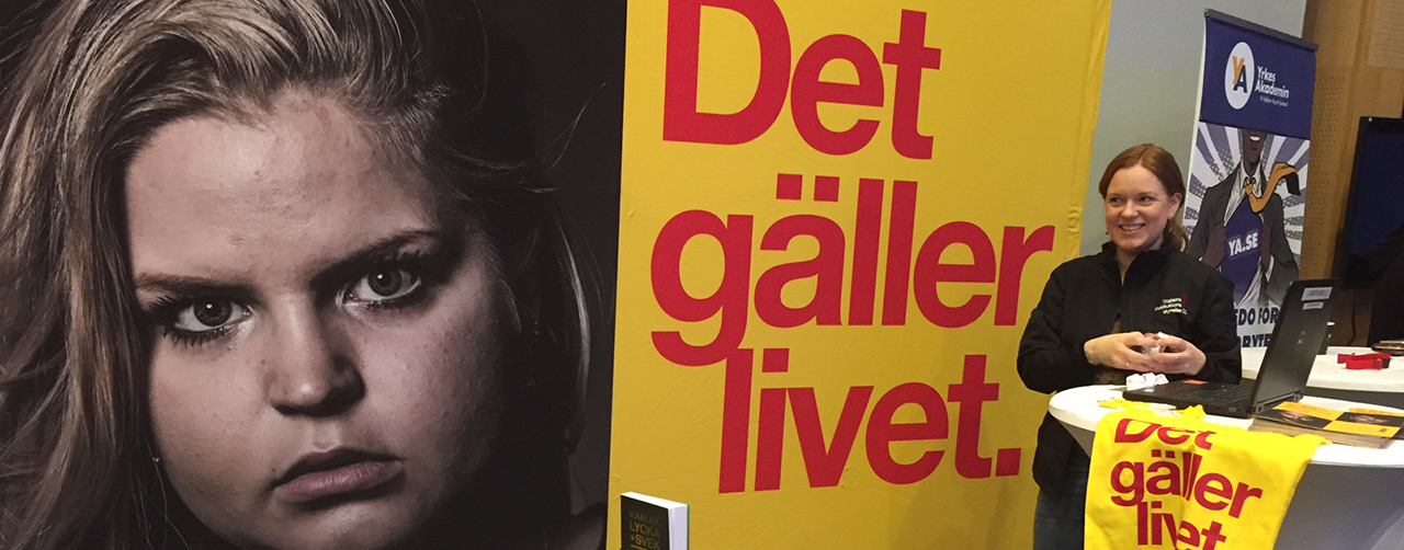 SiS monter på Bokmässan, gula skärmar, utdelning av böcker