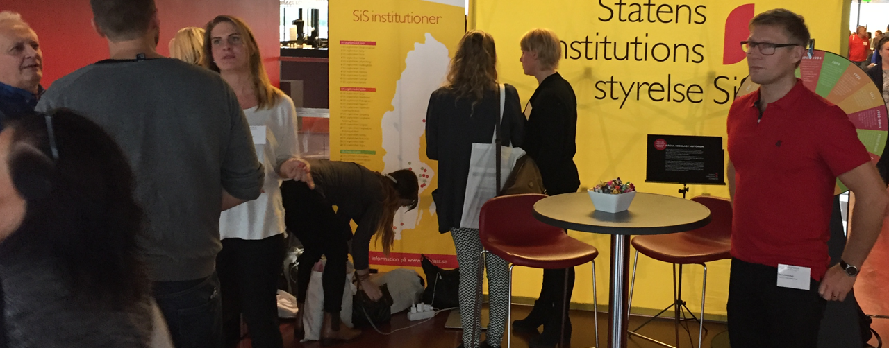 SiS monter på Bokmässan, gula skärmar, utdelning av böcker
