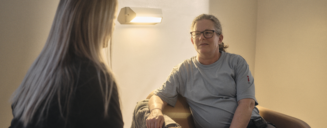 Medarbetare och person i samtal-1280x502.jpg