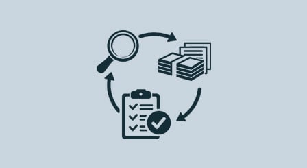 En medarbetare som går ut genom en dörr på ett SiS-hem.