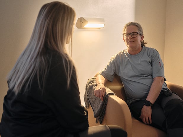 En medarbetare och en flicka som sitter och pratar.