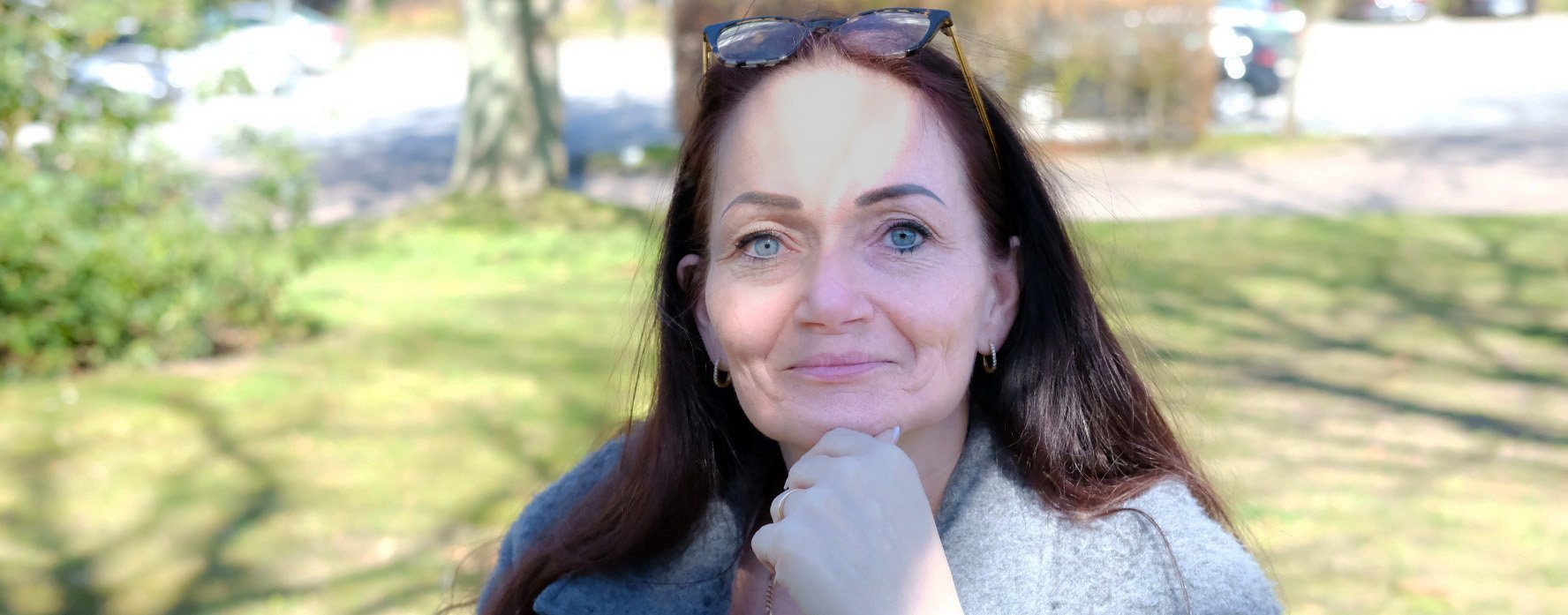 Bild på Alexandra som sitter utomhus.