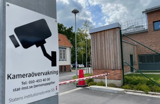 Bild på en skylt med kamerabevakning vid ett SiS-hem.
