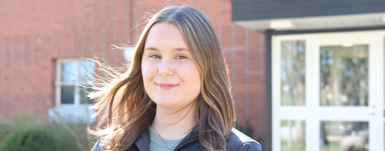 Bild på behandlingssamordnare Paulina utanför en byggnad.