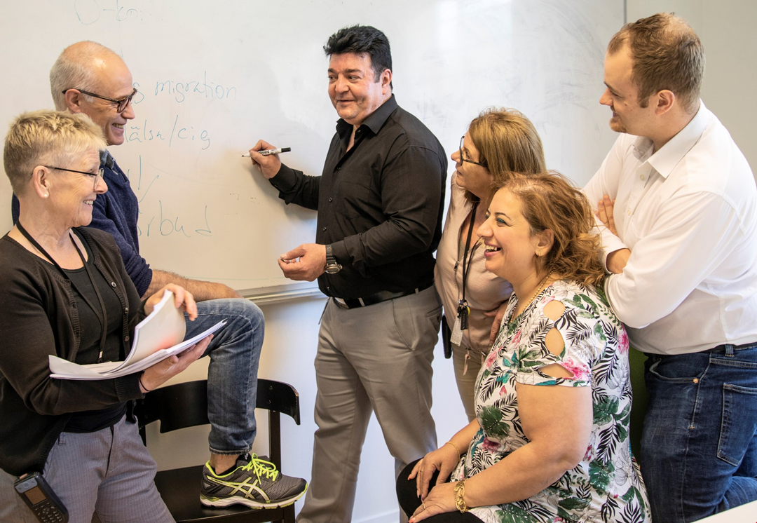 Man visar män och kvinnor text på en whiteboard