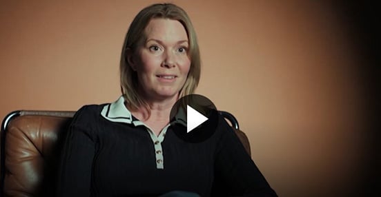 Bildklipp från en film där psykolog Anna sitter i en stol och berättar om sin vardag på SiS.