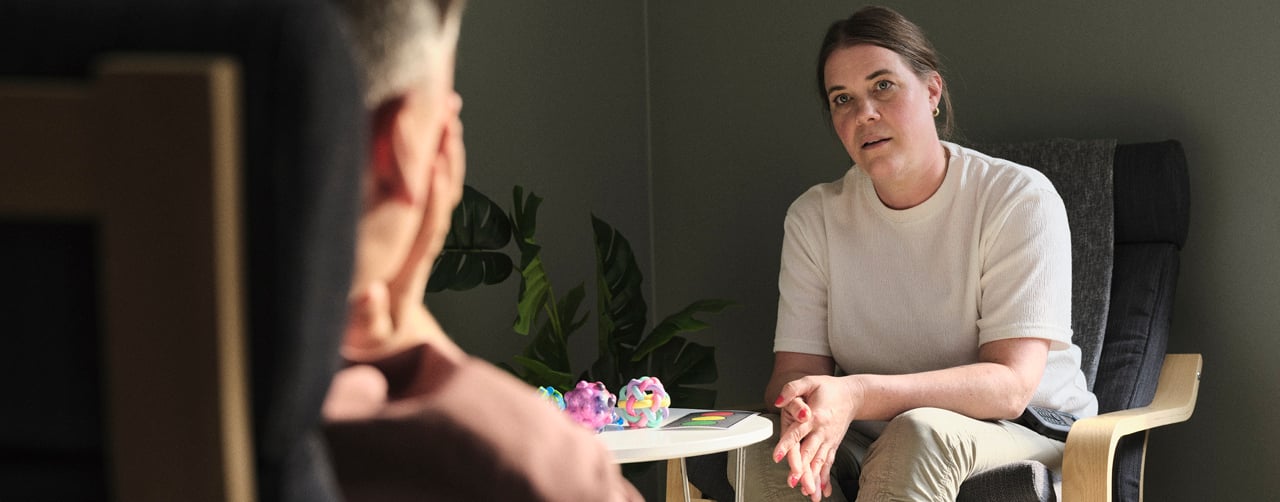 Samtal mellan en psykolog och en ungdom.