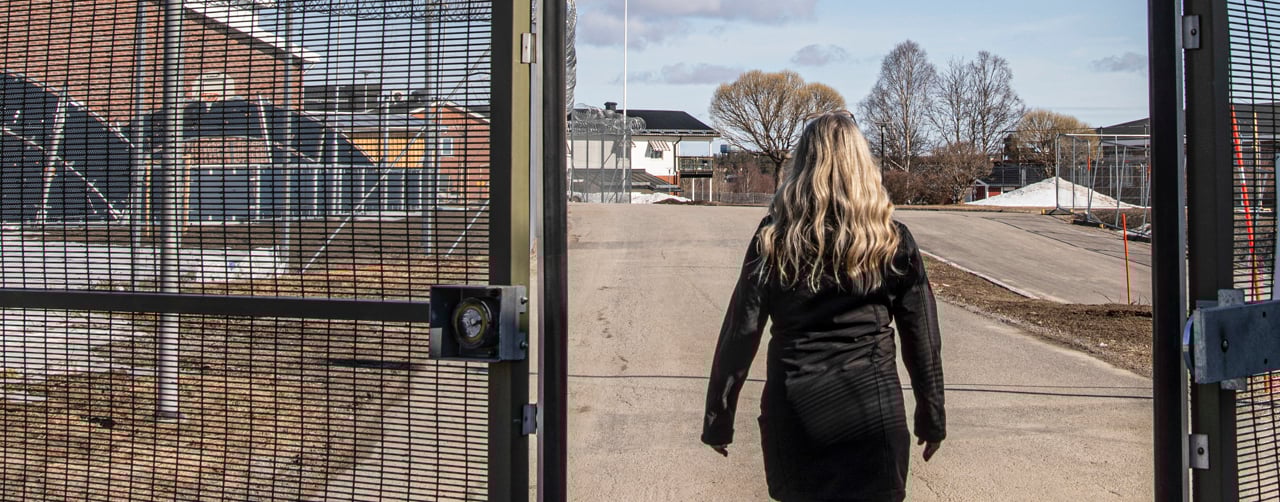 Bild på en kvinna som gå in genom en säkerhetsgrind.