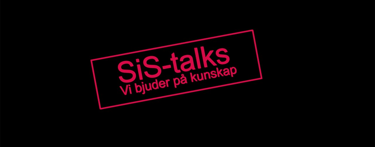 bilden visar vinröd rektangel som är lutad åt vänster. I rektangeln står texten SiS-talks vi bjuder på kunskap. Bakom rektangeln är det svart bakgrundsfärg.